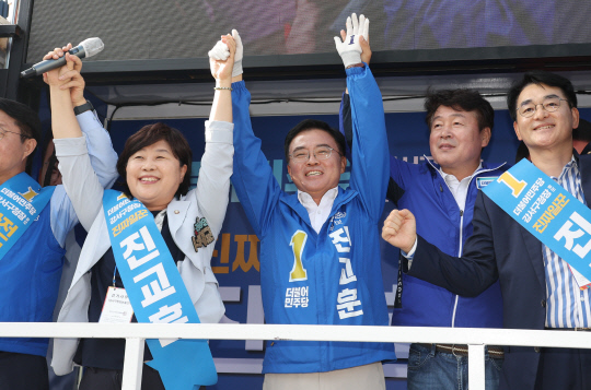 서영교(왼쪽) 더불어민주당 최고위원. 지난 3일 진교훈(가운데) 강서구청장 보궐선거 후보와 서울 강서구 방화사거리에서 선거 유세를 하는 모습. 연합뉴스.